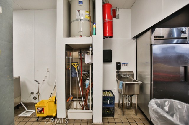 5537 W Sunset Boulevard, Los Angeles CA: https://media.crmls.org/medias/08b0f993-09b9-43e7-85c5-245d98585925.jpg