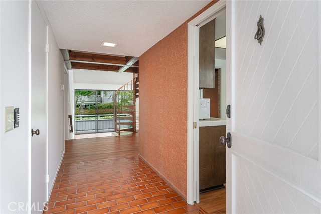 Detail Gallery Image 4 of 28 For 12 Barlovento Ct, Newport Beach,  CA 92663 - 2 Beds | 2 Baths