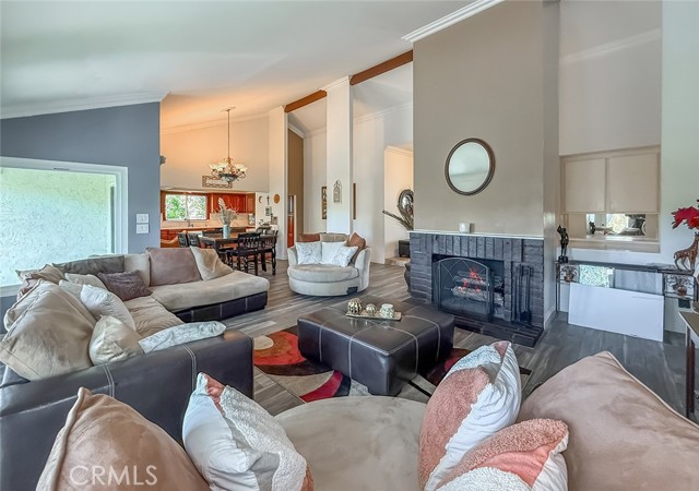17547 Rushing Drive, Granada Hills CA: https://media.crmls.org/medias/08b40f4e-cb14-47c6-bc59-f1b69e173895.jpg