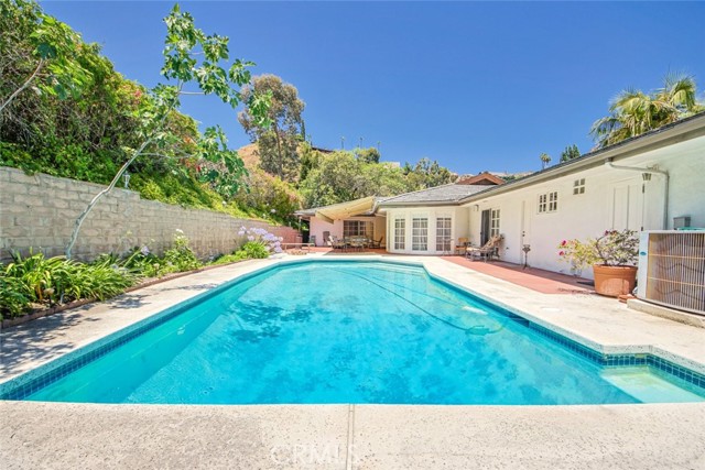 Detail Gallery Image 12 of 75 For 1801 Greenbriar Rd, Glendale,  CA 91207 - 3 Beds | 3 Baths