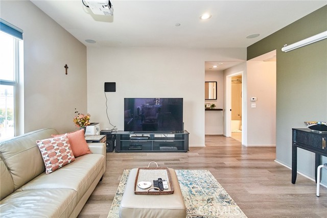 401 S Anaheim Boulevard, Anaheim CA: https://media.crmls.org/medias/08b7e880-4ca3-420e-9c30-54945e089c62.jpg