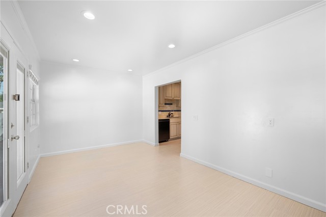 Detail Gallery Image 14 of 34 For 17429 Burbank Bld, Encino,  CA 91316 - 3 Beds | 2 Baths