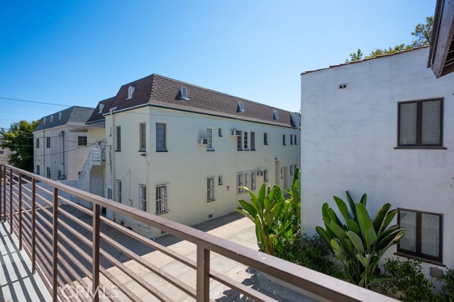 128 S Harper Avenue, Los Angeles CA: https://media.crmls.org/medias/08b9ee6f-c711-4d3f-b885-44c960090385.jpg