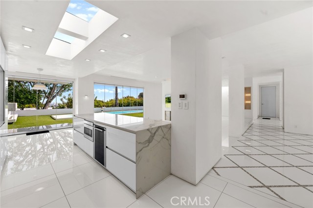 1046 N Hillcrest Road, Beverly Hills CA: https://media.crmls.org/medias/08bbca84-421f-4f27-ab01-c57e1ce79580.jpg