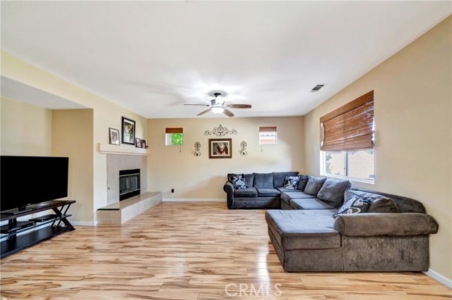 Detail Gallery Image 12 of 56 For 1791 Hideaway Pl, Palmdale,  CA 93551 - 3 Beds | 3 Baths