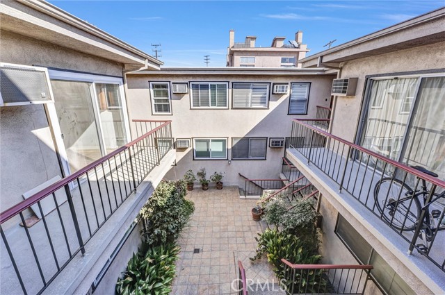 Detail Gallery Image 7 of 38 For 1730 Camden Ave #208,  Los Angeles,  CA 90025 - 2 Beds | 2 Baths