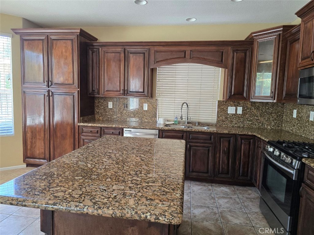 https://media.crmls.org/medias/08c34b00-169f-476d-b0b0-df5476930f19.jpg?preset=X-Large