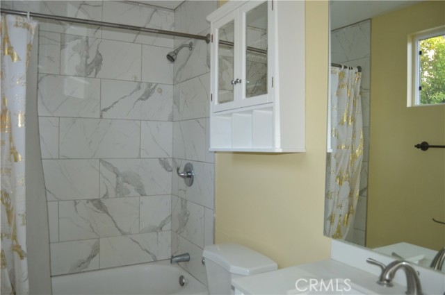 24758 Chestnut St, Newhall CA: https://media.crmls.org/medias/08c89a2c-e413-465b-bffa-56de95257a1a.jpg