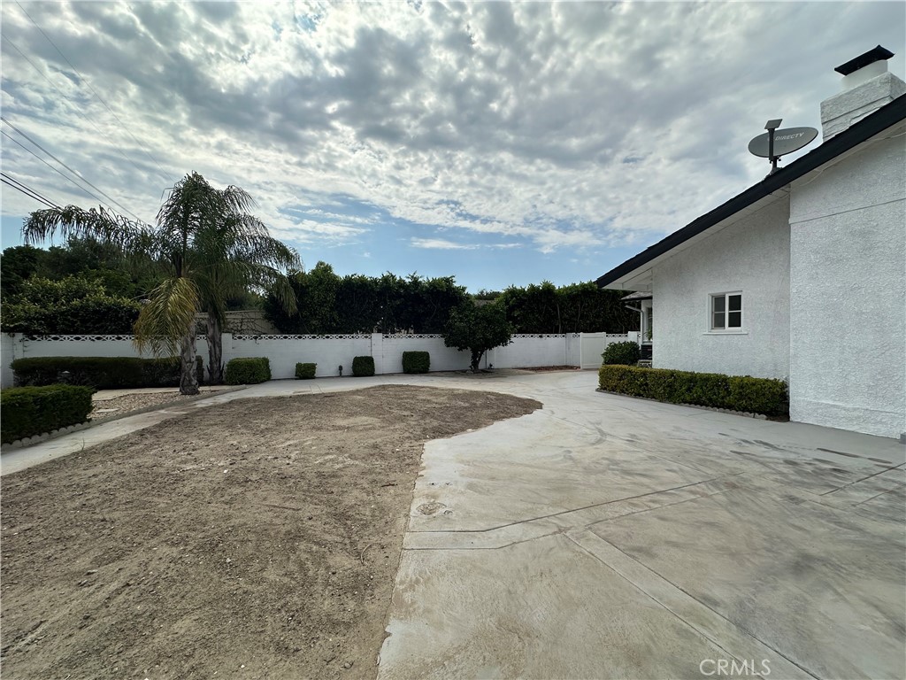 https://media.crmls.org/medias/08c917c5-e404-43a4-a005-43f636a230d1.jpg?preset=X-Large