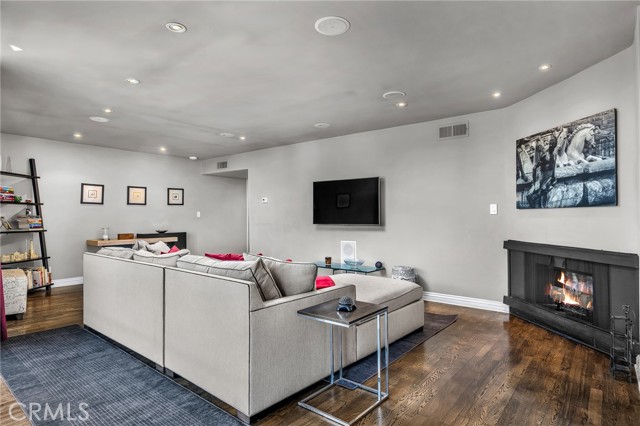 Detail Gallery Image 3 of 29 For 2260 N Cahuenga Boulevard #502,  Los Angeles,  CA 90068 - 2 Beds | 2 Baths