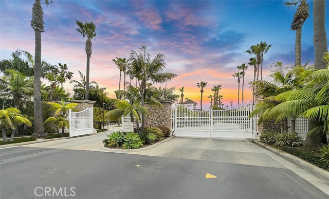 6615 Feather Drive, Huntington Beach CA: https://media.crmls.org/medias/08cd9490-deaf-4f06-b722-fa6be884e2ff.jpg