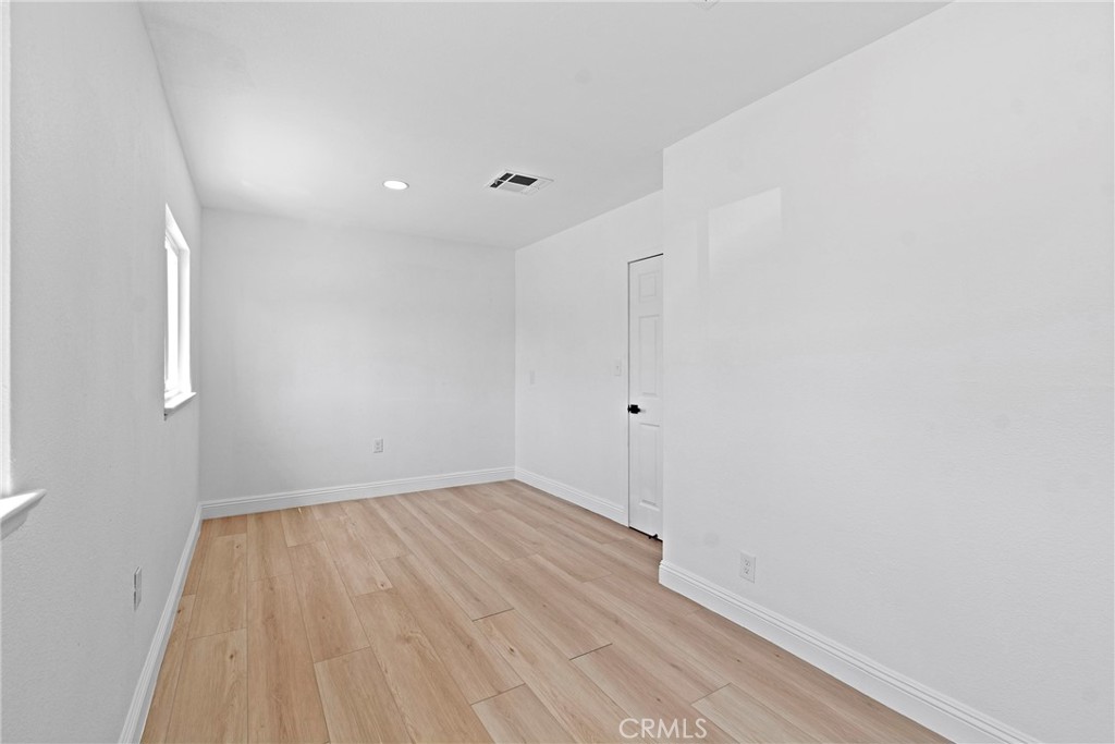 https://media.crmls.org/medias/08ce85b4-3d7a-465e-b6d4-5a91ba0fc6c9.jpg?preset=X-Large