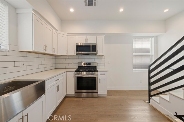 Detail Gallery Image 11 of 53 For 1143 Irolo St, Los Angeles,  CA 90006 - 12 Beds | 14 Baths