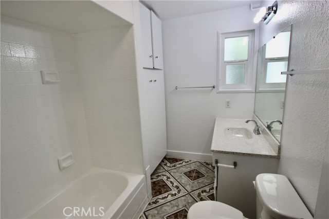 224 Pomona Avenue, Long Beach CA: https://media.crmls.org/medias/08d1d317-449d-4f11-bc31-7e6bc3fc9a3f.jpg