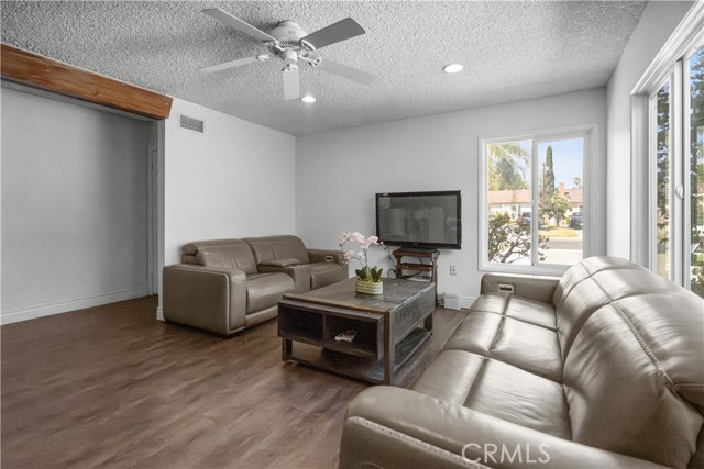 Detail Gallery Image 20 of 42 For 20212 Londelius, Winnetka,  CA 91306 - 3 Beds | 2 Baths