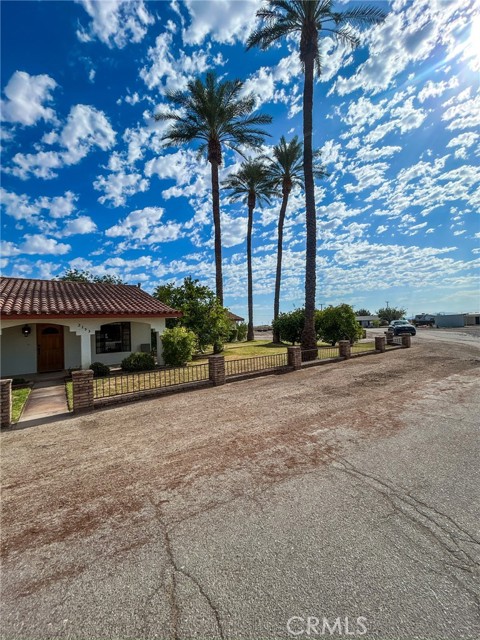 Detail Gallery Image 3 of 41 For 2153 Florence Blvd., Blythe,  CA 92225 - 4 Beds | 3 Baths