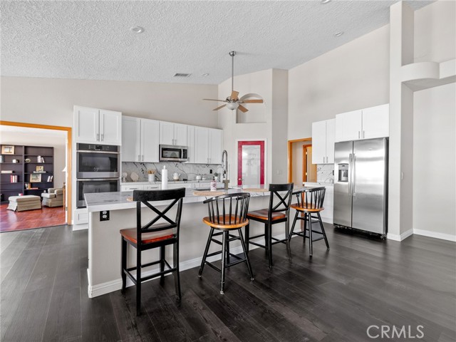 14526 Galleon Lane, Helendale CA: https://media.crmls.org/medias/08d8ba41-e4bc-4475-b4b9-e3bf68ce96e2.jpg
