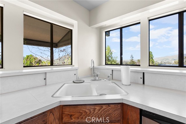 Detail Gallery Image 7 of 37 For 2060 Skylark Ln, San Luis Obispo,  CA 93401 - 3 Beds | 3 Baths