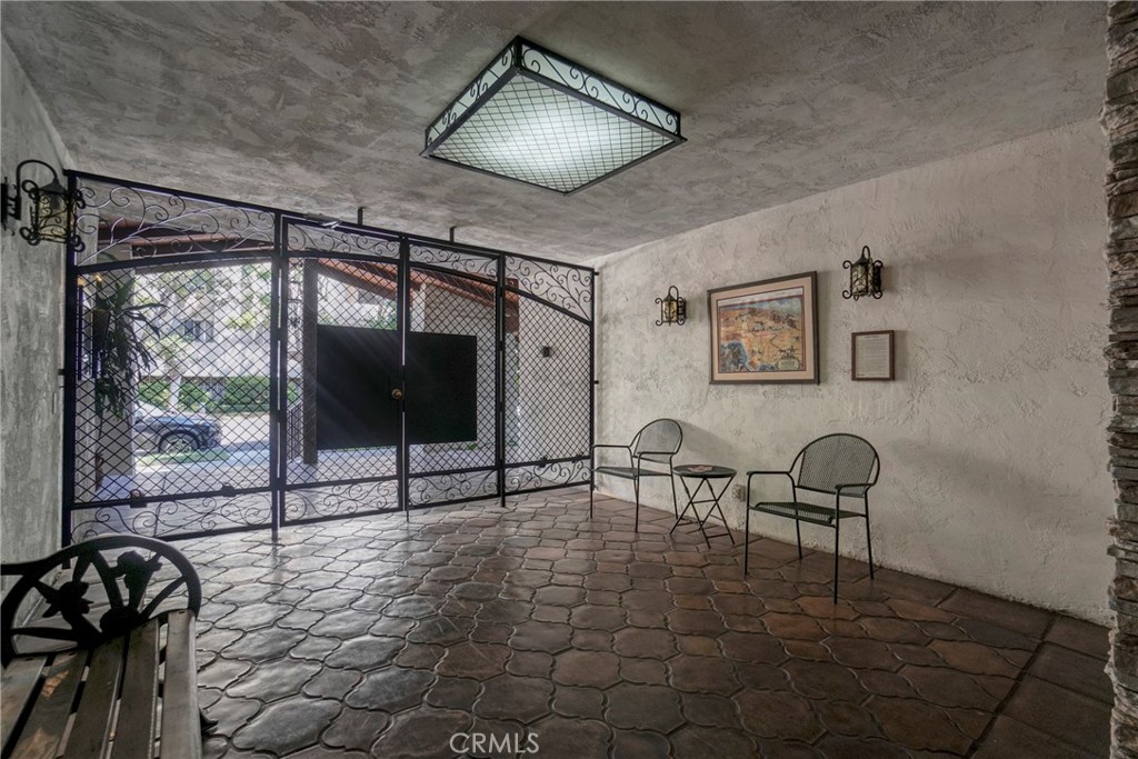 https://media.crmls.org/medias/08dbcb93-6dd7-44c0-b2d1-17dbda80ada4.jpg?preset=X-Large