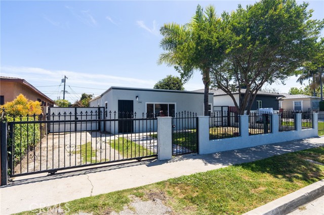 Detail Gallery Image 1 of 26 For 208 W Caldwell St, Compton,  CA 90220 - 2 Beds | 1 Baths