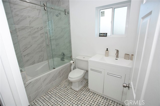 Detail Gallery Image 11 of 25 For 8322 Vista Del Rosa St, Downey,  CA 90240 - 5 Beds | 3 Baths