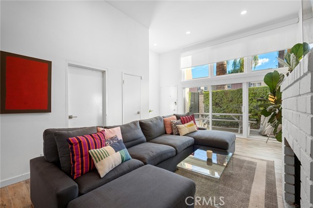 Detail Gallery Image 7 of 31 For 5435 Yarmouth #7,  Encino,  CA 91316 - 2 Beds | 2/1 Baths