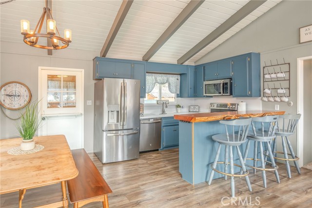 Detail Gallery Image 5 of 44 For 39054 Bayview Ln, Big Bear Lake,  CA 92315 - 3 Beds | 1/1 Baths