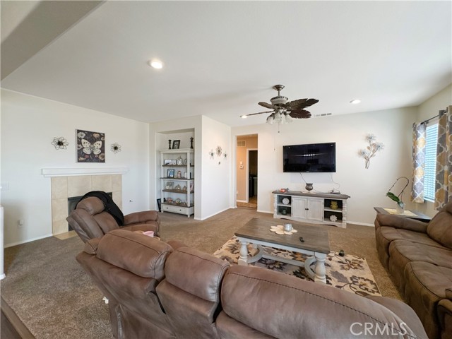 Detail Gallery Image 5 of 54 For 12476 Domingo, Victorville,  CA 92392 - 5 Beds | 4/1 Baths
