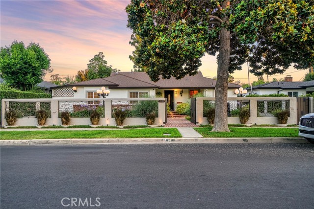 Detail Gallery Image 4 of 59 For 19120 Hartland St, Reseda,  CA 91335 - 5 Beds | 3 Baths