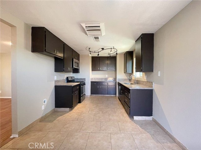 40205 162nd E Street, Palmdale CA: https://media.crmls.org/medias/08e2ed76-29a3-44b8-8511-e72ce579c2f9.jpg