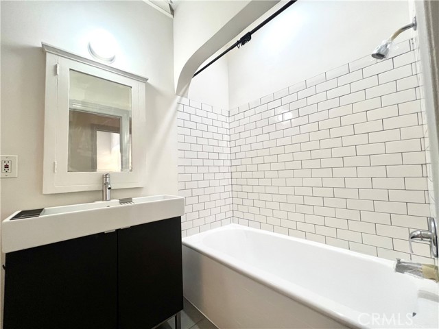 Detail Gallery Image 13 of 32 For 124 1/2 S Westmoreland Ave #1/2,  Los Angeles,  CA 90004 - 2 Beds | 2 Baths