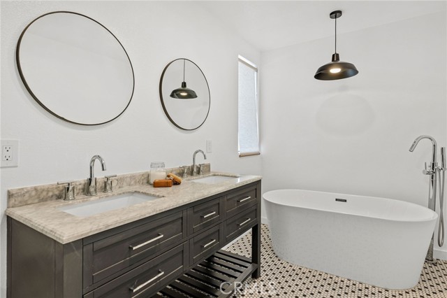 Soaking tub in main bath