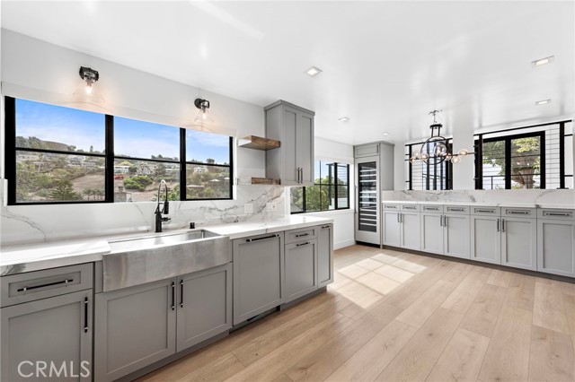 Detail Gallery Image 6 of 27 For 980 Meadowlark Ln, Laguna Beach,  CA 92651 - 3 Beds | 3 Baths