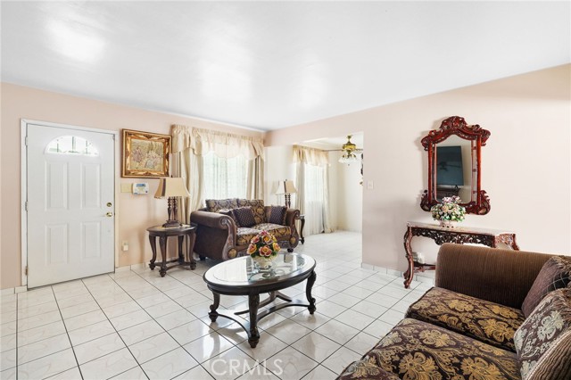 Detail Gallery Image 5 of 36 For 6133 Orchard Ave, Huntington Park,  CA 90255 - 4 Beds | 3 Baths