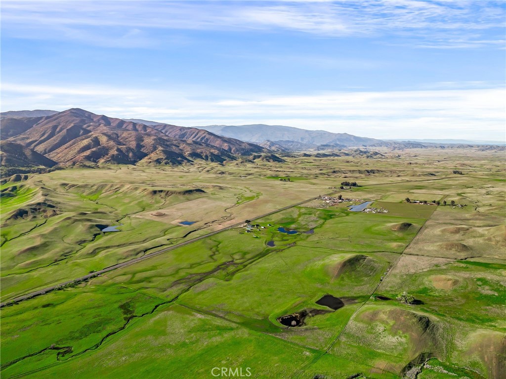 https://media.crmls.org/medias/08ed6b7c-a66b-4a61-889a-44ff7966350f.jpg?preset=X-Large