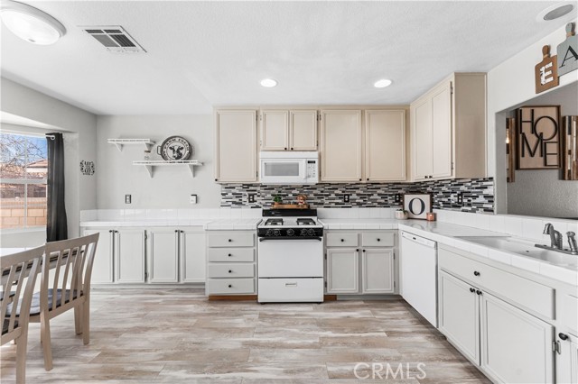 Detail Gallery Image 7 of 27 For 44840 Fenhold, Lancaster,  CA 93535 - 3 Beds | 2 Baths