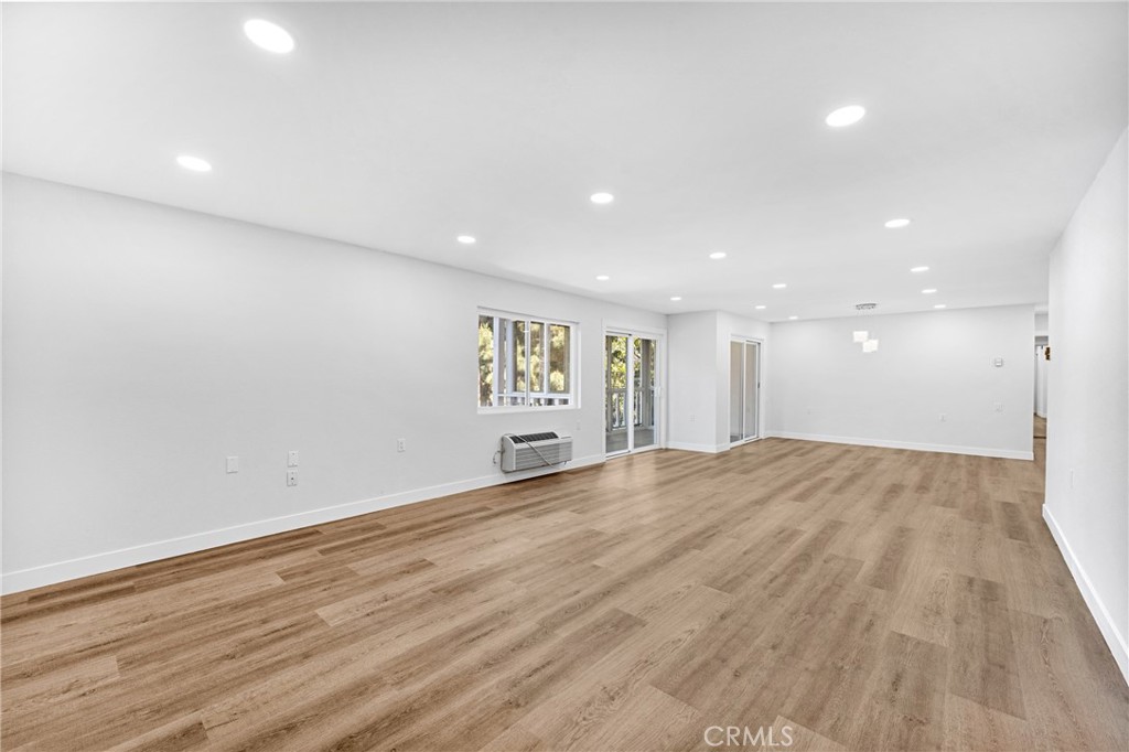 https://media.crmls.org/medias/08efe140-49d0-4667-ba13-5bdb1a5b4e03.jpg?preset=X-Large