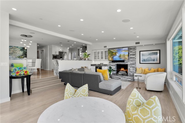 166 Fairview Street, Laguna Beach CA: https://media.crmls.org/medias/08f1e1ef-0ea5-4406-9d1e-70e5de994966.jpg