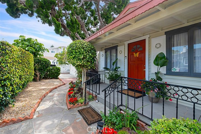 555 Through Street, Laguna Beach CA: https://media.crmls.org/medias/08f60b75-c4bd-4c20-bd02-a42205132504.jpg