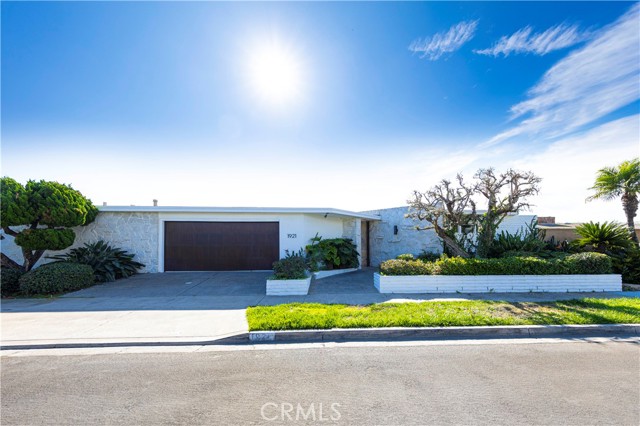 Detail Gallery Image 2 of 30 For 1921 Sabrina, Corona Del Mar,  CA 92625 - 5 Beds | 4/1 Baths