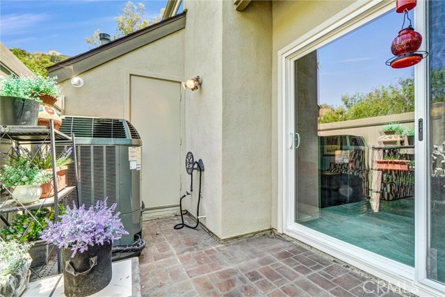 5927 E Creekside Avenue, Orange CA: https://media.crmls.org/medias/08fe5e5f-366d-4838-9c7c-f66fedffc651.jpg