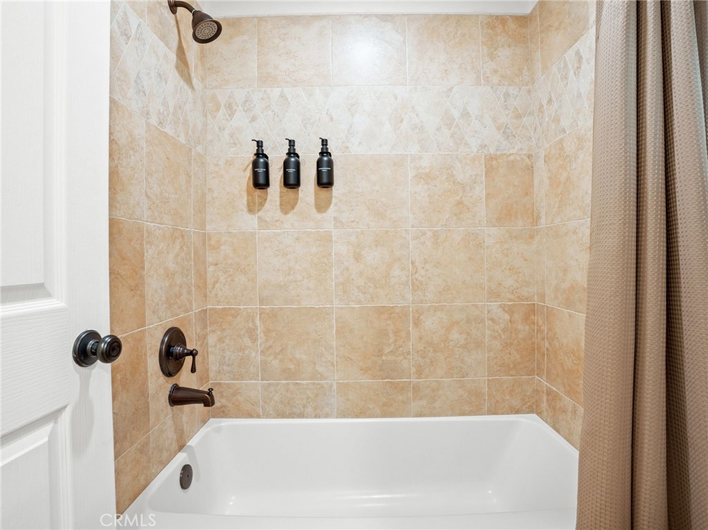 https://media.crmls.org/medias/09043520-3976-4179-9493-8d17c784e412.jpg?preset=X-Large