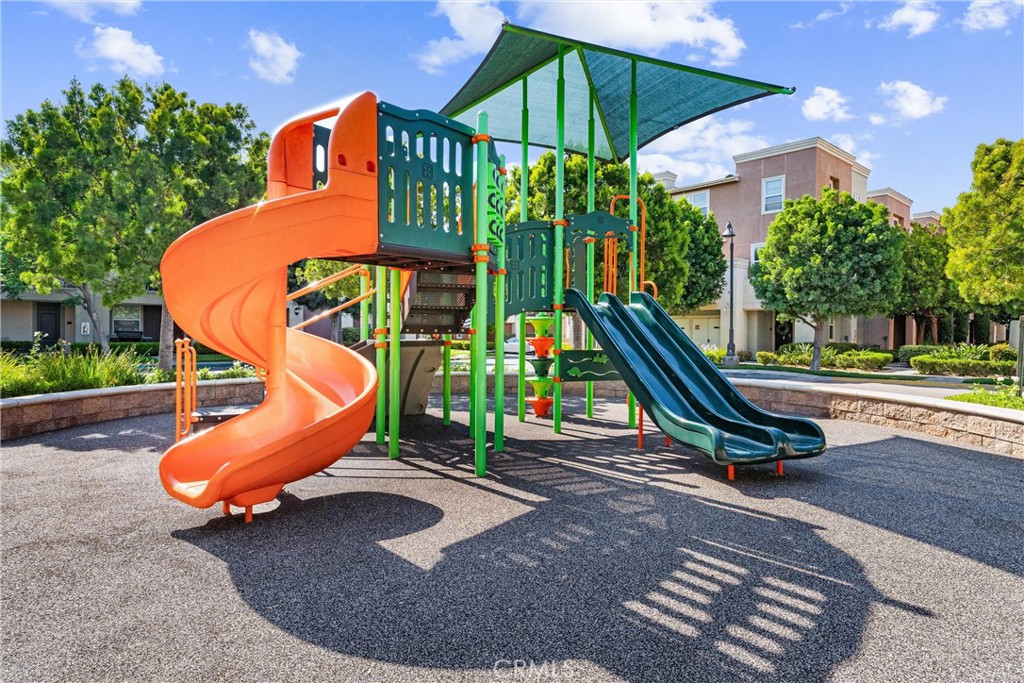 https://media.crmls.org/medias/090467a5-51bf-4cb9-b5e0-eea8ffb2889e.jpg?preset=X-Large