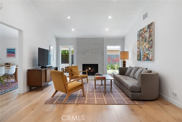 Detail Gallery Image 6 of 42 For 5607 Royer Ave, Woodland Hills,  CA 91367 - 4 Beds | 2 Baths