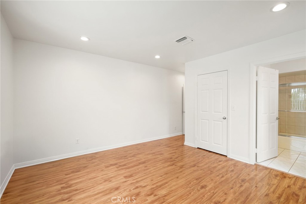 https://media.crmls.org/medias/090a672d-5e39-4de5-9977-0606760b6dc6.jpg?preset=X-Large