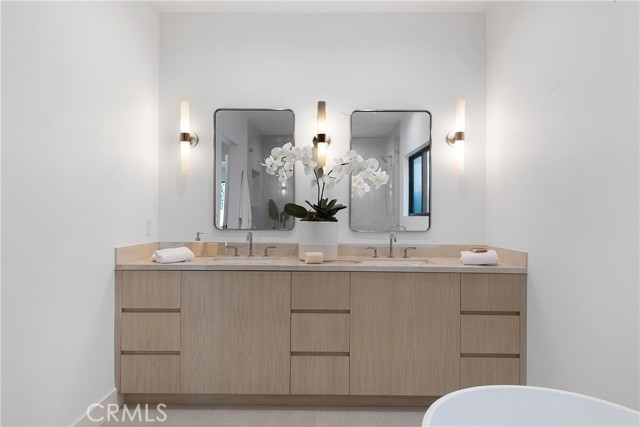 Detail Gallery Image 32 of 46 For 9836 Yoakum Dr, Beverly Hills,  CA 90210 - 5 Beds | 4 Baths