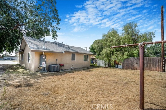 14928 Yucca Avenue, Fontana CA: https://media.crmls.org/medias/090bc5c3-9c7f-4129-a5e6-63c74f022499.jpg