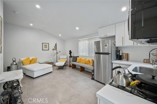 20955 De Mina Street, Woodland Hills CA: https://media.crmls.org/medias/090c0a22-b68a-4798-9a87-51a74228b9eb.jpg
