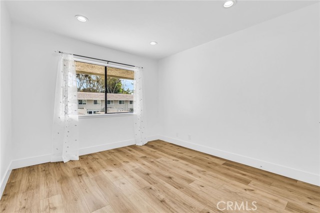 21704 Lake Vista Dr, Lake Forest CA: https://media.crmls.org/medias/090cf9fe-819e-4a18-ba78-1057f3a04493.jpg