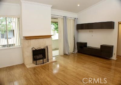 Detail Gallery Image 4 of 17 For 5325 Newcastle, Encino,  CA 91316 - 2 Beds | 1 Baths